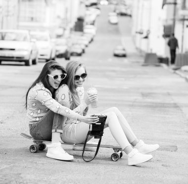 Kentsel şehir bağlamında - dostluk ve yeni trendler ve teknoloji ile eğlenceli kavramı - selfie fotoğraf makinesi ile an eternalizing arkadaşlarım alarak hippi kız