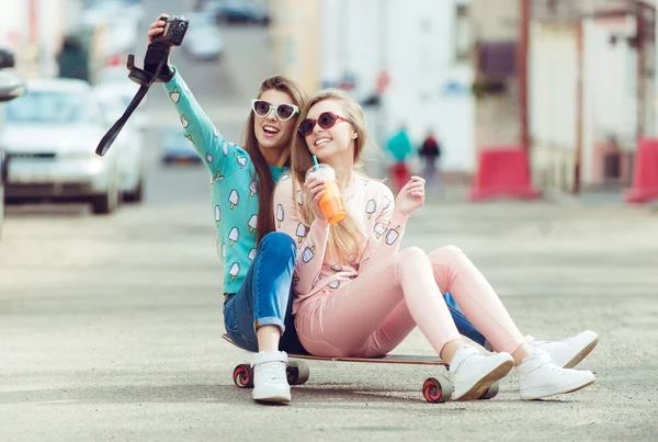 Hipster girlfriends taking a selfie in urban city context - Concept of friendship and fun with new trends and technology - Best friends eternalizing the moment with camera — Stock Photo, Image