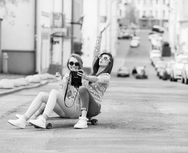 Csípő barátnők, figyelembe véve a selfie, a városi környezet - koncepció a barátság és a szórakozás új trendek és a technológia - Best meg eternalizing abban a pillanatban, a kamera — Stock Fotó