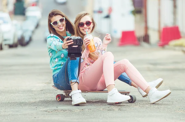 Hipster novias tomando una selfie en el contexto urbano de la ciudad - Concepto de amistad y diversión con nuevas tendencias y tecnología - Mejores amigos eternizando el momento con la cámara — Foto de Stock