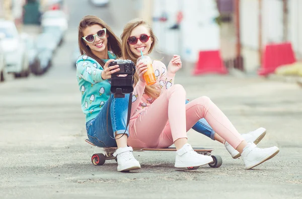 Hipster novias tomando una selfie en el contexto urbano de la ciudad - Concepto de amistad y diversión con nuevas tendencias y tecnología - Mejores amigos eternizando el momento con la cámara —  Fotos de Stock