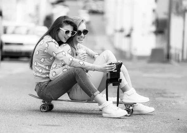 Hipster girlfriends taking a selfie in urban city context - Concept of friendship and fun with new trends and technology - Best friends eternalizing the moment with camera — Stock Photo, Image