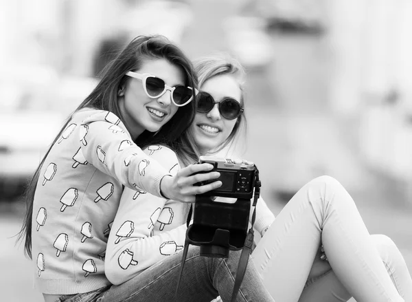 Хипстерские девушки делают селфи в городском контексте - Концепция дружбы и веселья с новыми тенденциями и технологиями - Лучшие друзья увековечивают момент с помощью камеры — стоковое фото