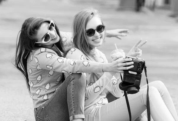 Hipster novias tomando una selfie en el contexto urbano de la ciudad - Concepto de amistad y diversión con nuevas tendencias y tecnología - Mejores amigos eternizando el momento con la cámara — Foto de Stock