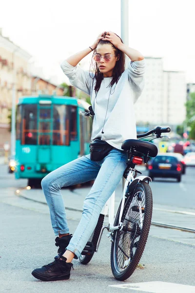 Colorido retrato al aire libre de joven modelo de moda bonita con bicicleta. Joven rubia sexy mujer posando en verano. Escuela chica estilo . — Foto de Stock