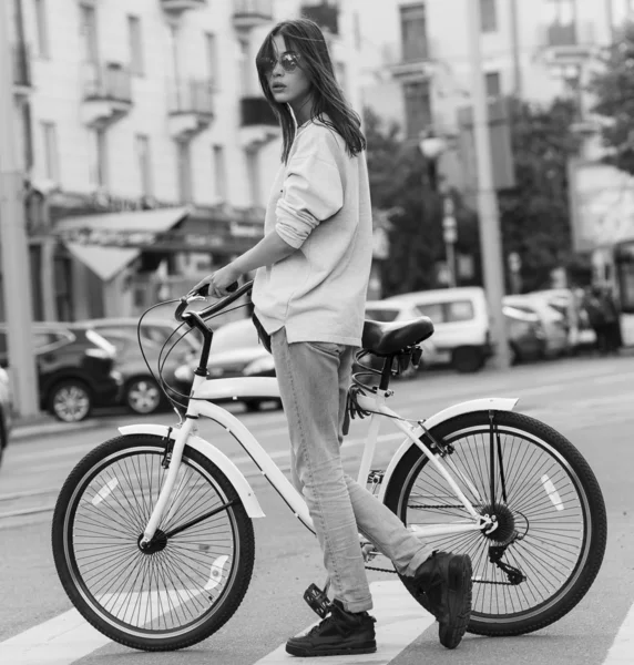 Hermosa joven hipster mujer con bicicleta en la ciudad — Foto de Stock