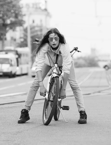 Colorido retrato al aire libre de joven modelo de moda bonita con bicicleta. mujer sexy posando en verano — Foto de Stock