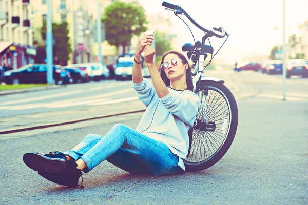 Colorido retrato al aire libre de joven modelo de moda bonita con bicicleta. mujer sexy posando en verano — Foto de Stock