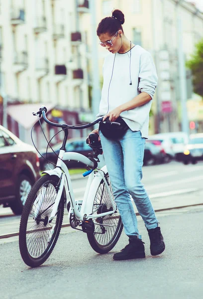 Colorful outdoor portrait of young pretty fashion model with bike. sexy woman posing in summer — Stock Photo, Image