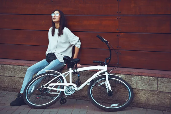 Colorido retrato al aire libre de joven modelo de moda bonita con bicicleta. mujer sexy posando en verano — Foto de Stock