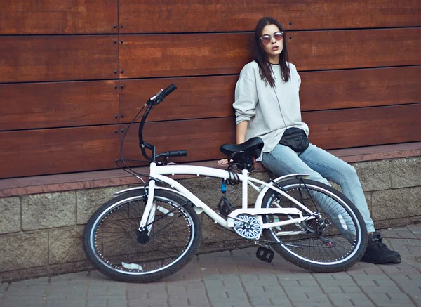 Colorido retrato al aire libre de joven modelo de moda bonita con bicicleta. mujer sexy posando en verano — Foto de Stock