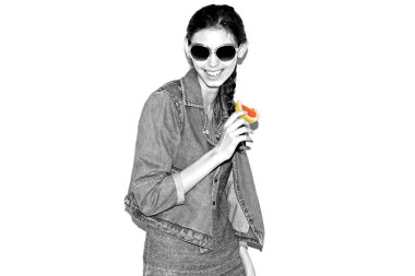 Funky şık genç kadın retro tarzı. Hippi