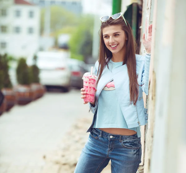 Joven hermosa chica hipster con estilo feliz, cóctel, bebida suave, chaqueta de mezclilla, sonriendo, moda , —  Fotos de Stock