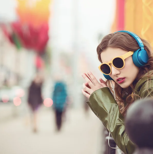 Joven mujer hipster. Retrato exterior — Foto de Stock