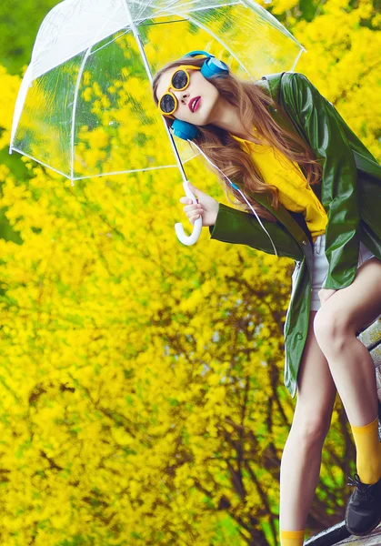 Belle femme sous parapluie — Photo