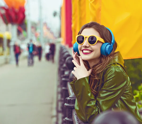 Jonge hipster vrouw. Buiten portret — Stockfoto