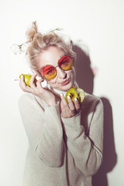 komik surat neşeli sarışın hippi kız çıldırmış portresi