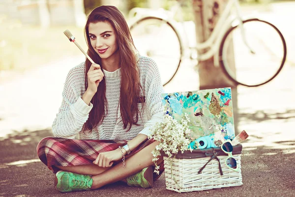 Art stylish hipster woman keep brush outdoor portrait — Stock Photo, Image