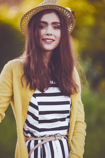 Joven mujer hermosa, elegantemente vestida con bicicleta. Belleza, moda y estilo de vida — Foto de Stock