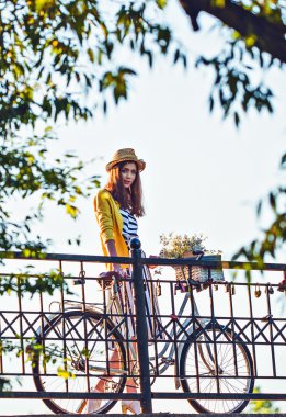 genç güzel, şık giyimli kadın bisiklet ile. Güzellik, moda ve yaşam tarzı