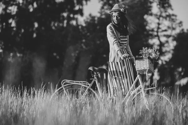 Joven mujer hermosa, elegantemente vestida con bicicleta. Belleza, moda y estilo de vida — Foto de Stock