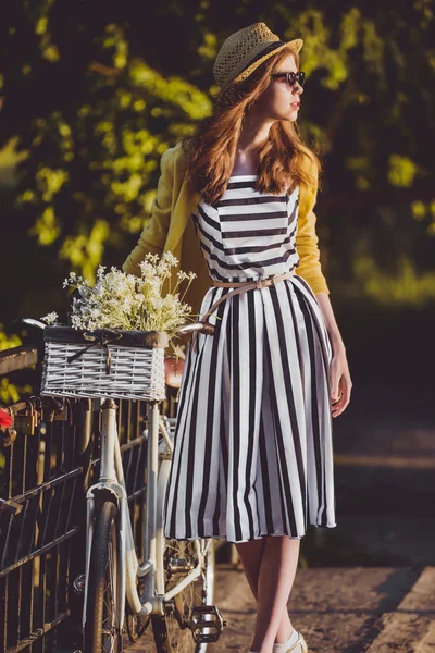 Junge schöne, elegant gekleidete Frau mit Fahrrad. Schönheit, Mode und Lifestyle — Stockfoto