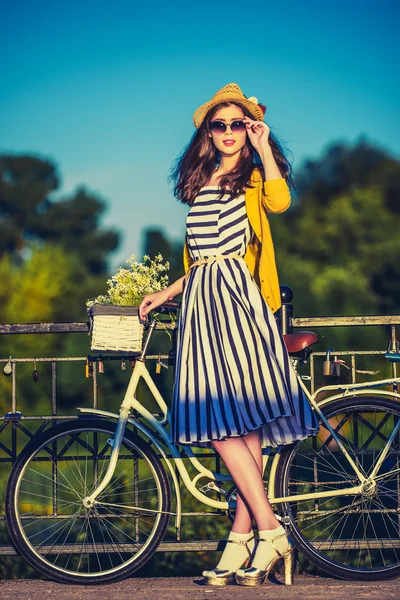 Молодая красивая элегантно одетая женщина с велосипедом. Красота, мода и образ жизни — стоковое фото