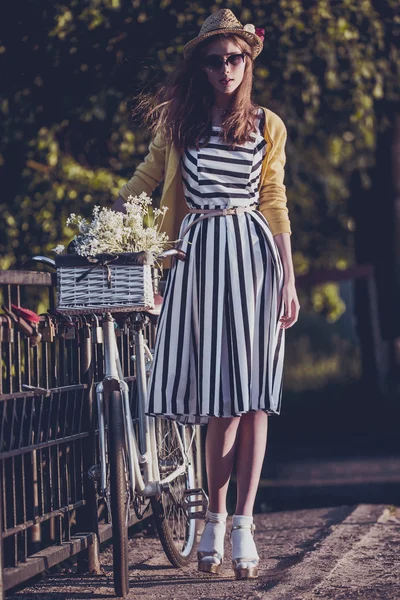 Jonge mooie, elegant gekleed vrouw met fiets. schoonheid, mode en lifestyle — Stockfoto