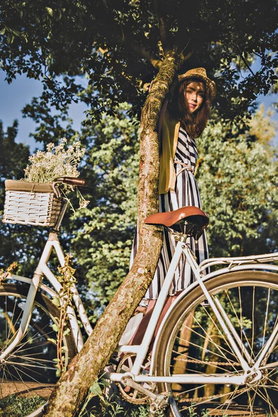 Mädchen auf einer Radtour mit einem Retro-Hipster-Fahrrad — Stockfoto