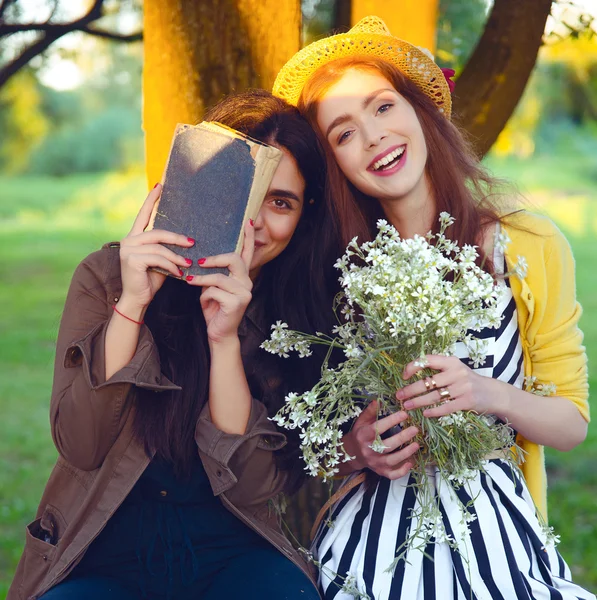 Móda dívka bederní přečíst knihu o přírodní pozadí — Stock fotografie