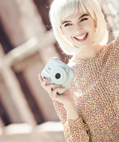 Pintor Hipster. Mujer rubia de moda con retro blanco bicicleta calle estilo retrato al aire libre — Foto de Stock