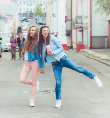 Güzel genç kızlar hippi kız poz bir paten kaykay koltukta, sokak moda yaşam tarzı güneş gözlüğü ile