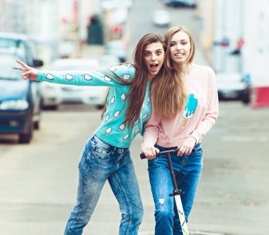 Hippi kız arkadaşlarım an modern smartphone ile eternalizing bir selfie - dostluk ve yeni trendler ve teknoloji ile eğlenceli kavramı - kentsel şehir bağlamda alarak