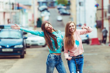 Hippi kız arkadaşlarım an modern smartphone ile eternalizing bir selfie - dostluk ve yeni trendler ve teknoloji ile eğlenceli kavramı - kentsel şehir bağlamda alarak