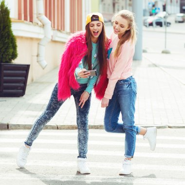 Hippi kız arkadaşlarım an modern smartphone ile eternalizing bir selfie - dostluk ve yeni trendler ve teknoloji ile eğlenceli kavramı - kentsel şehir bağlamda alarak