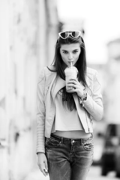 古いれんが造りの壁の背景の若者のストリートファッションの女の子。アウトドア、ライフ スタイル. — ストック写真
