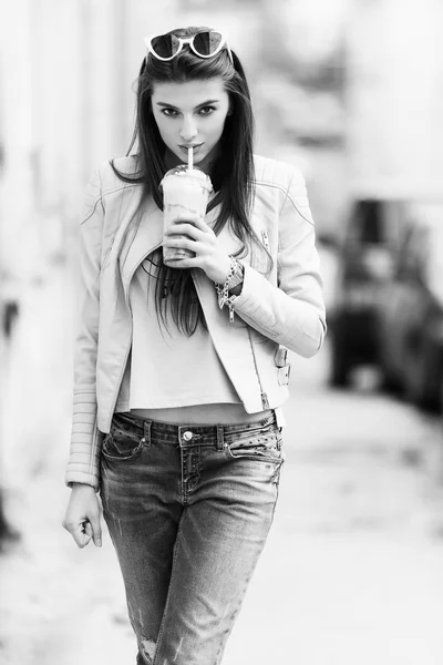 Joven chica de la moda callejera en el fondo de la pared de ladrillo viejo. Aire libre, estilo de vida . — Foto de Stock