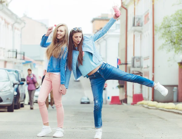 Meninas bonitas hipster namoradas posando com um assento de skate no skate, estilo de vida de rua em óculos de sol — Fotografia de Stock