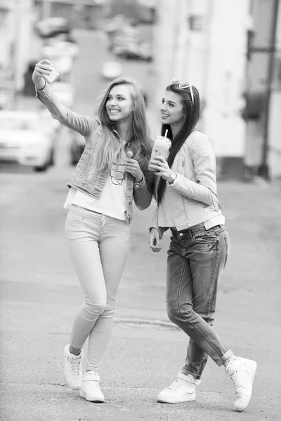 Hipster girlfriends taking a selfie in urban city context - Concept of friendship and fun with new trends and technology - Best friends eternalizing the moment with modern smartphone — Stock Photo, Image