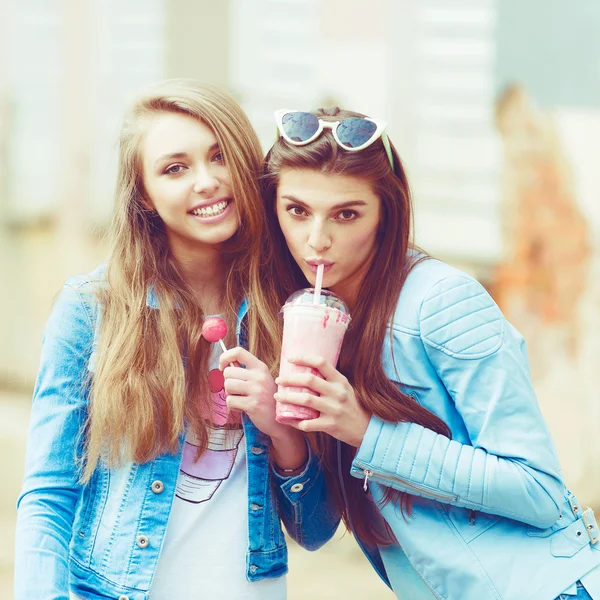 Novias Hipster tomando una selfie en el contexto urbano de la ciudad - Concepto de amistad y diversión con nuevas tendencias y tecnología - Mejores amigos eternizando el momento con un teléfono inteligente moderno —  Fotos de Stock