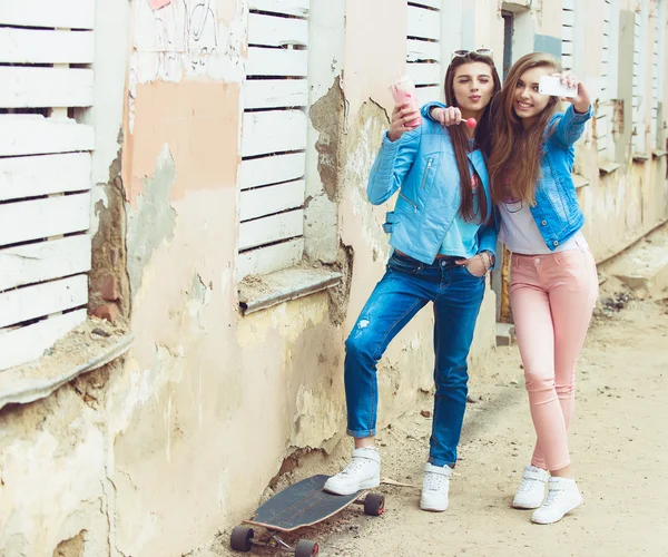 Novias Hipster tomando una selfie en el contexto urbano de la ciudad - Concepto de amistad y diversión con nuevas tendencias y tecnología - Mejores amigos eternizando el momento con un teléfono inteligente moderno —  Fotos de Stock