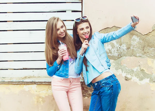 Hipster girlfriends taking a selfie in urban city context - Concept of friendship and fun with new trends and technology - Best friends eternalizing the moment with modern smartphone — Stock Photo, Image