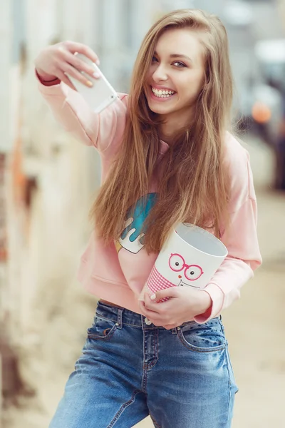 Hipster Mode Mädchen urbanen Stil. Süßigkeiten in der Hand auf Roller in der Stadt — Stockfoto