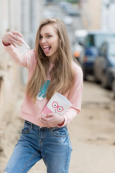 Hipster Mode Mädchen urbanen Stil. Süßigkeiten in der Hand auf Roller in der Stadt — Stockfoto