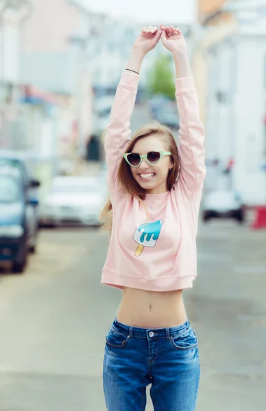 Hipster Mode Mädchen urbanen Stil. Süßigkeiten in der Hand auf Roller in der Stadt — Stockfoto