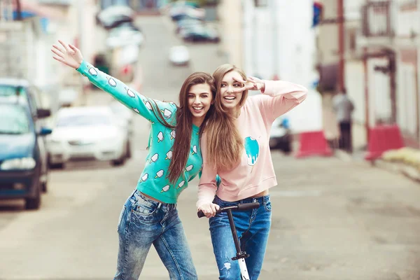 Novias Hipster tomando una selfie en el contexto urbano de la ciudad - Concepto de amistad y diversión con nuevas tendencias y tecnología - Mejores amigos eternizando el momento con un teléfono inteligente moderno — Foto de Stock