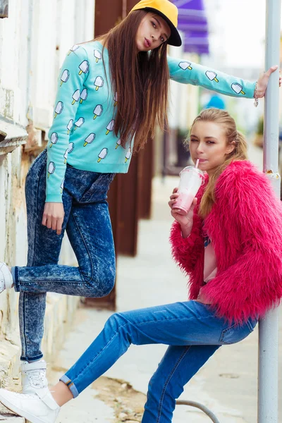 Kolor portret moda glam piękne dziewczyny ulicy stylu stojący w pobliżu grange ściany. zachować koktajl w rękę — Zdjęcie stockowe