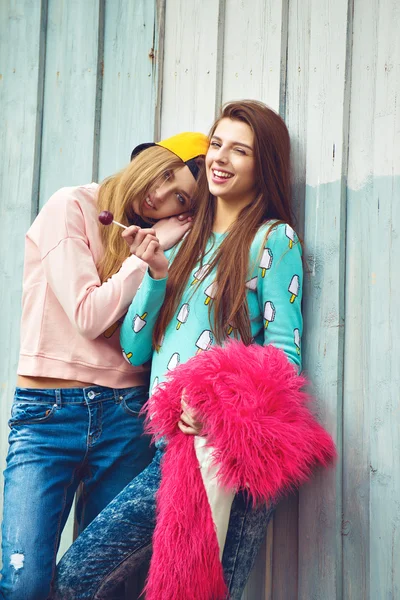 Twee vriendinnen zijn knuffelen en plezier — Stockfoto