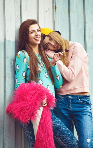 Dwie dziewczyny są przytulanie i zabawy — Zdjęcie stockowe