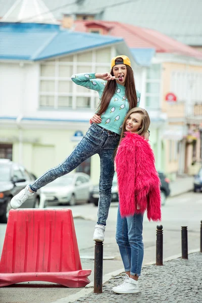 Két barátnő átölelve és a szórakozás — Stock Fotó